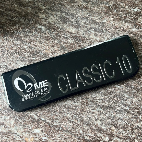 Free w Purchase Me Makeover Essentials Classic 10 Sunlit Breeze Eyeshadow - Picture 1 of 5